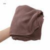 Écharpe châle en crêpe de rayon couleur rose poussière pliée pour femmes.