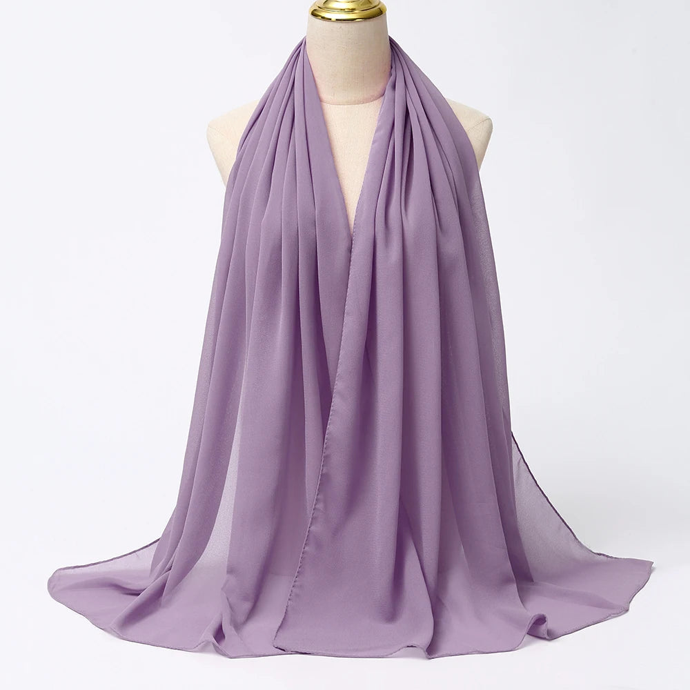 Lila Chiffon-Hijab-Schal über dem Hals und den Schultern einer Mannequin