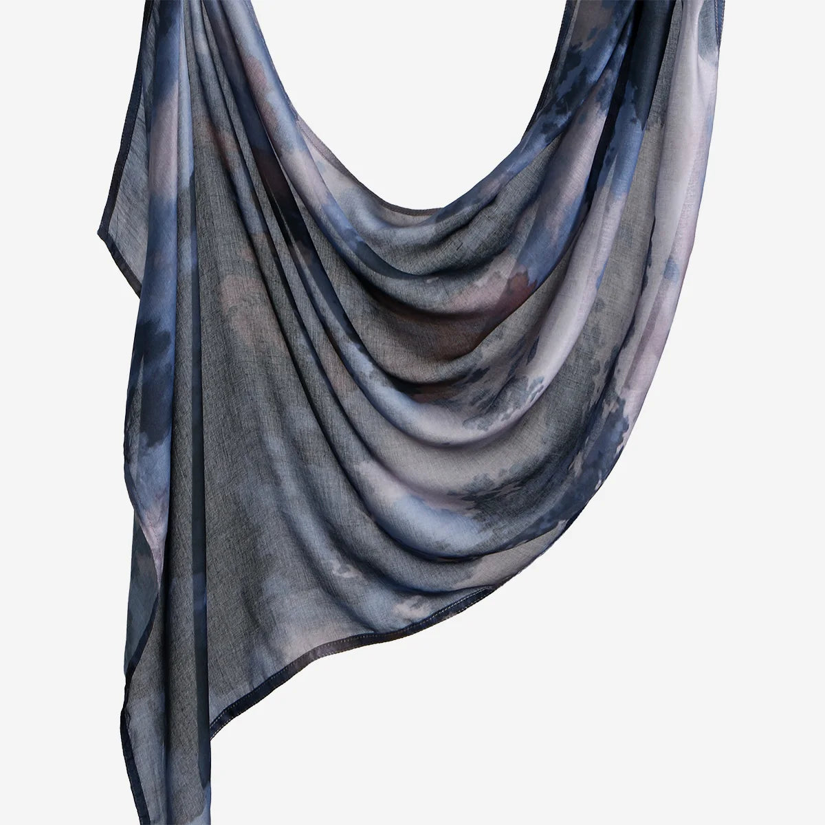 Foulard de coton floral imprimé gris foncé et bleu drapé élégamment.