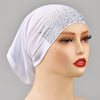 Hijab interior elástico de algodón blanco y elegante, puesto en un maniquí.