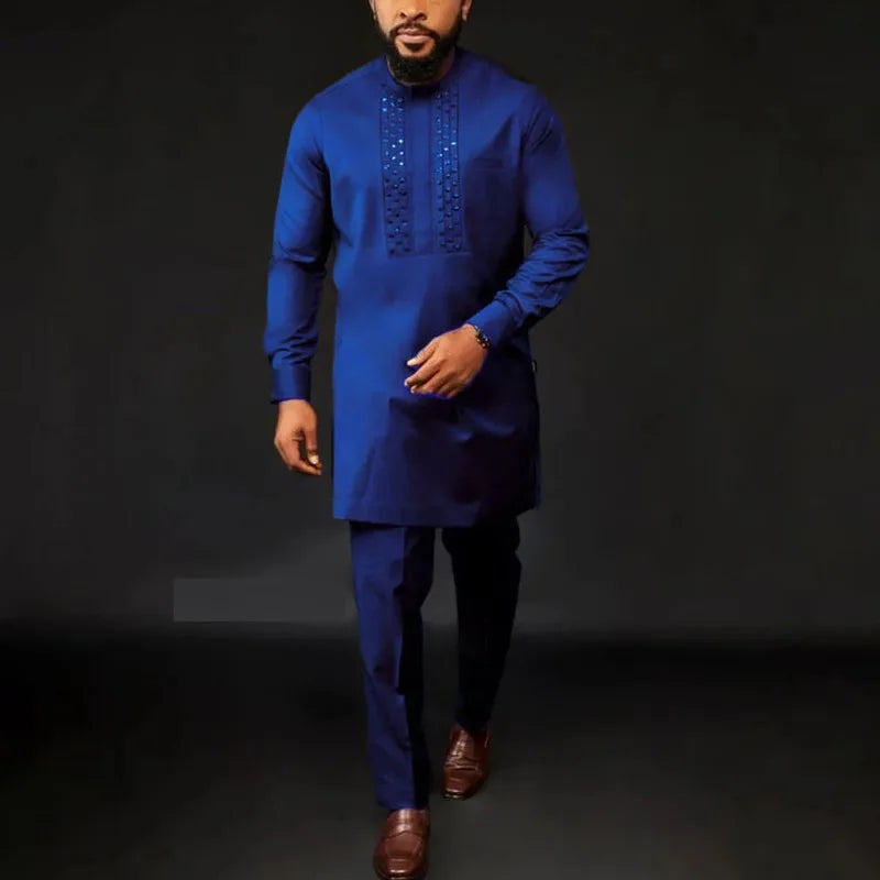 Un homme portant un costume de mariage musulman traditionnel africain bleu royal avec pantalon assorti.