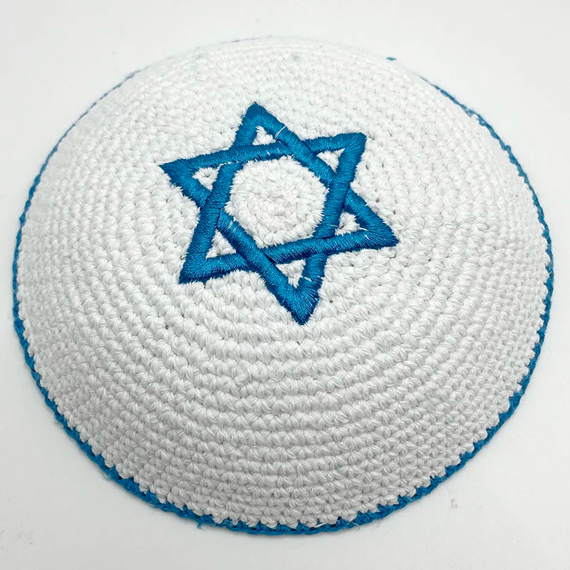 Kippah tricotée blanche avec une étoile de David bleue brodée sur le devant