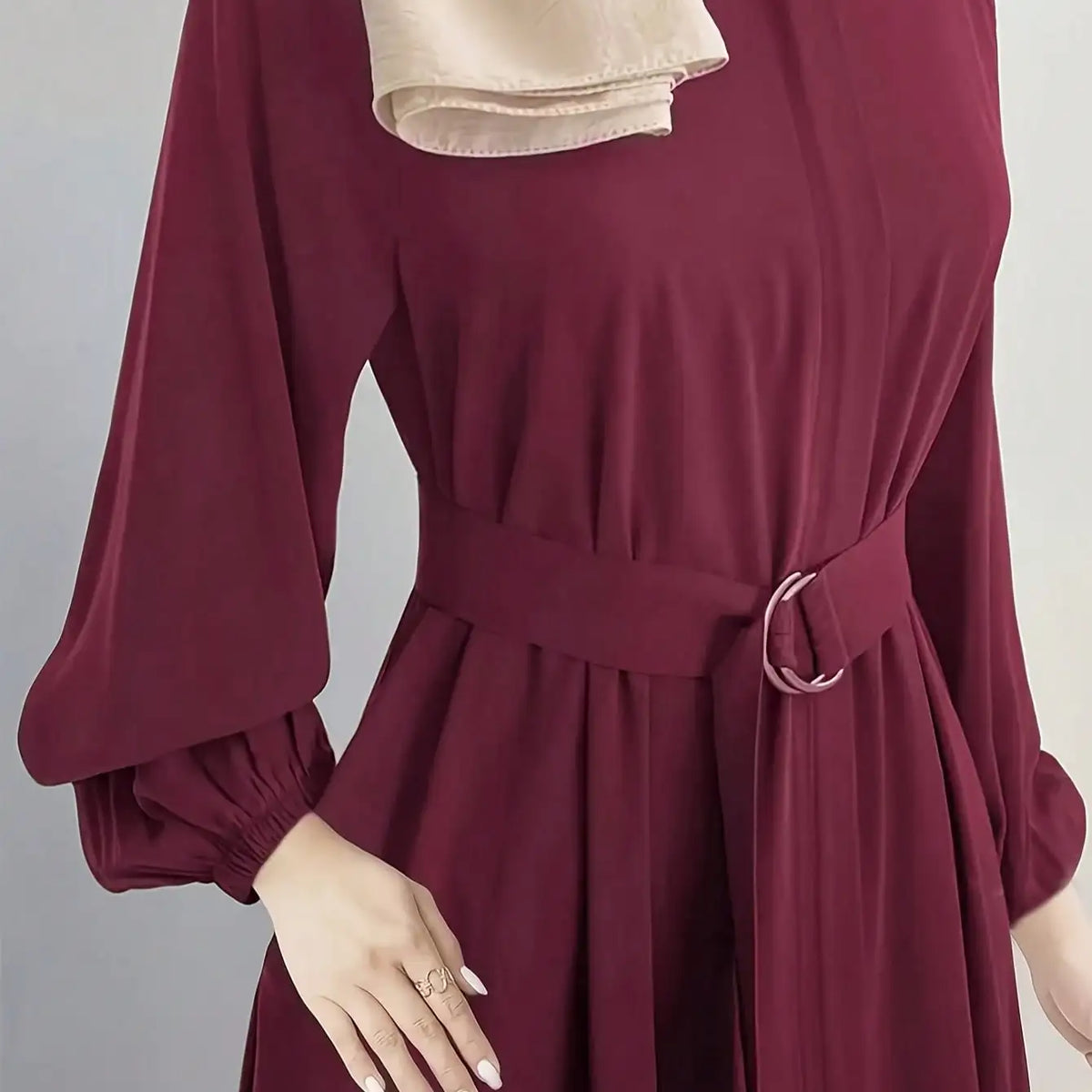 Vestido largo color granate con escote fruncido y mangas largas, con acento de tela beige claro.