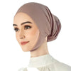 Une femme portant un hijab uni mauve avec une chemise à col blanc.