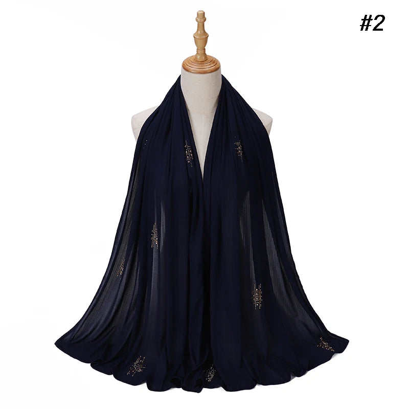 Marine crinkle geripptes Jersey-Hijab-Schal auf einem Mannequin