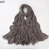 Écharpe hijab en coton viscose gris doux drapée et fluide sur fond blanc.