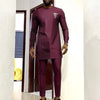Un homme portant un costume de mariage musulman traditionnel africain marron avec des manches et pantalons rayés.