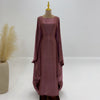 Mauve, langärmelige Abaya auf einem Mannequin vor weißem Hintergrund