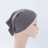 Graue Bambus-Jersey-Turban-Kappe auf einem Mannequin-Kopf.