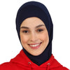 Eine Frau trägt einen marineblauen sofort einsatzbereiten Hijab und einen roten Hoodie.