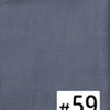 Gros plan d'un foulard modal gris uni avec le numéro 59 imprimé.
