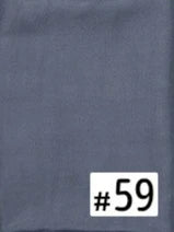 Gros plan d'un foulard modal gris uni avec le numéro 59 imprimé.