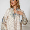 Una mujer modela una abaya de leopardo beige con adornos de diamantes y joyas de oro.