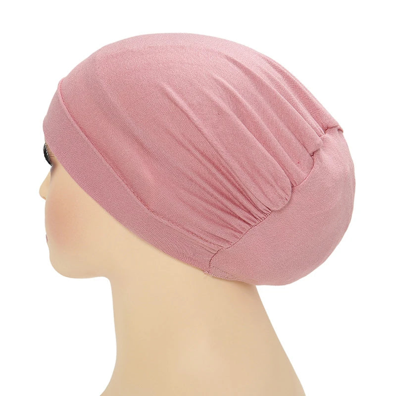 Un turbante instantáneo rosa de hijab exhibido en un maniquí.