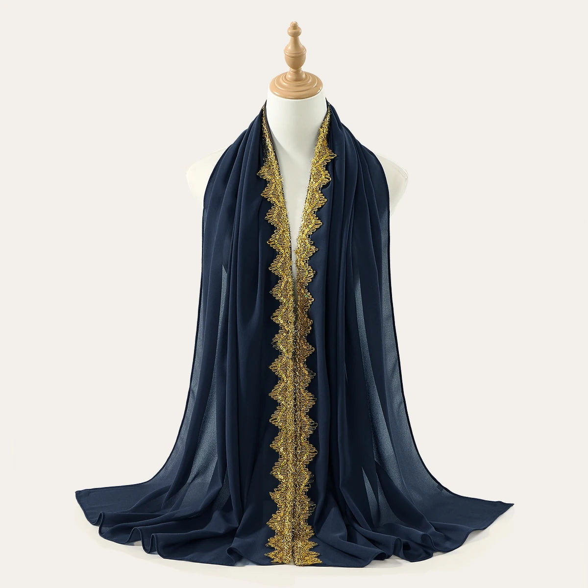 Dunkelblaue Spitzen-Chiffon-Hijab-Schal um den Hals einer Mannequin drapiert.