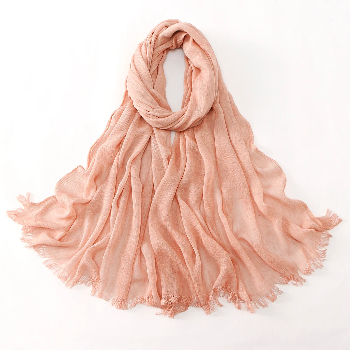 Foulard hijab en rayon à plis de couleur pêche doux, drapé élégamment.