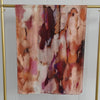 Vertikaler Aquarellschal mit abstrakten Pinselstrichen in Rosa-, Braun- und Violetttönen.
