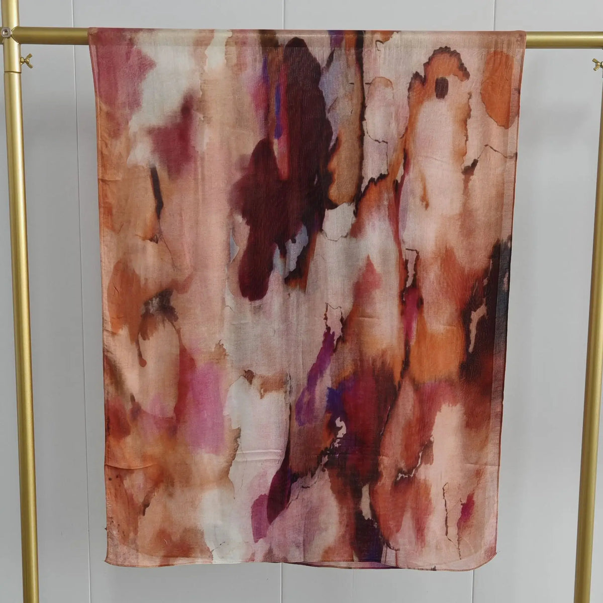 Vertikaler Aquarellschal mit abstrakten Pinselstrichen in Rosa-, Braun- und Violetttönen.