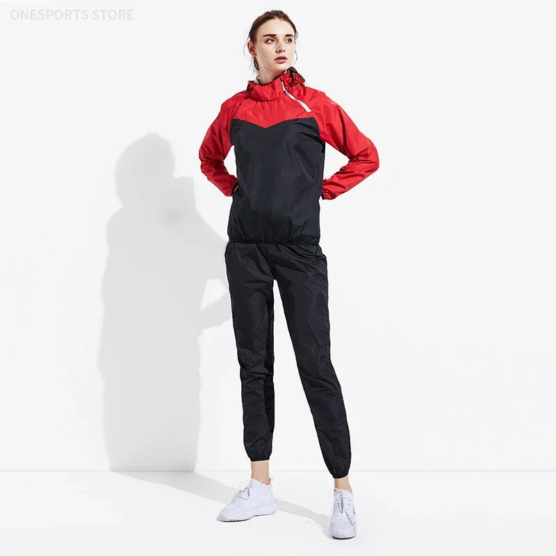 Une femme portant une combinaison de sport noire et rouge, debout sur un fond blanc.