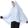 Una mujer vistiendo un elegante pañuelo ligero y blanco y ropa negra.