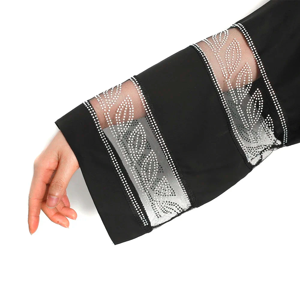 Abaya negra elegante con intrincados bordados de cuentas de plata y recortes en la manga