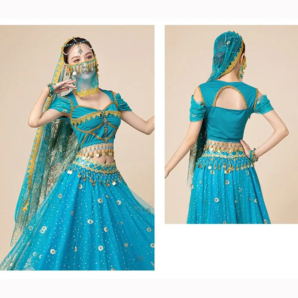 Frau trägt traditionelles blau-goldenes Outfit mit Blumenmuster-Tuch als Kopfschmuck für den Belly Dance.