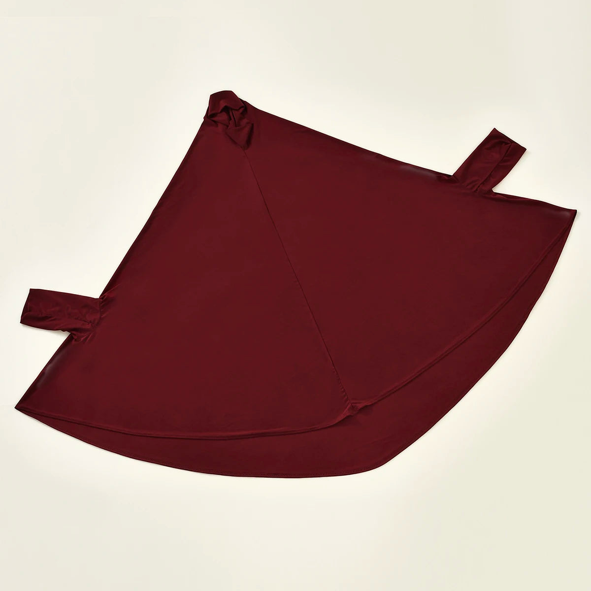 Maroon elegante Baumwollabaya mit Ärmel und Hijab auf hellem Hintergrund