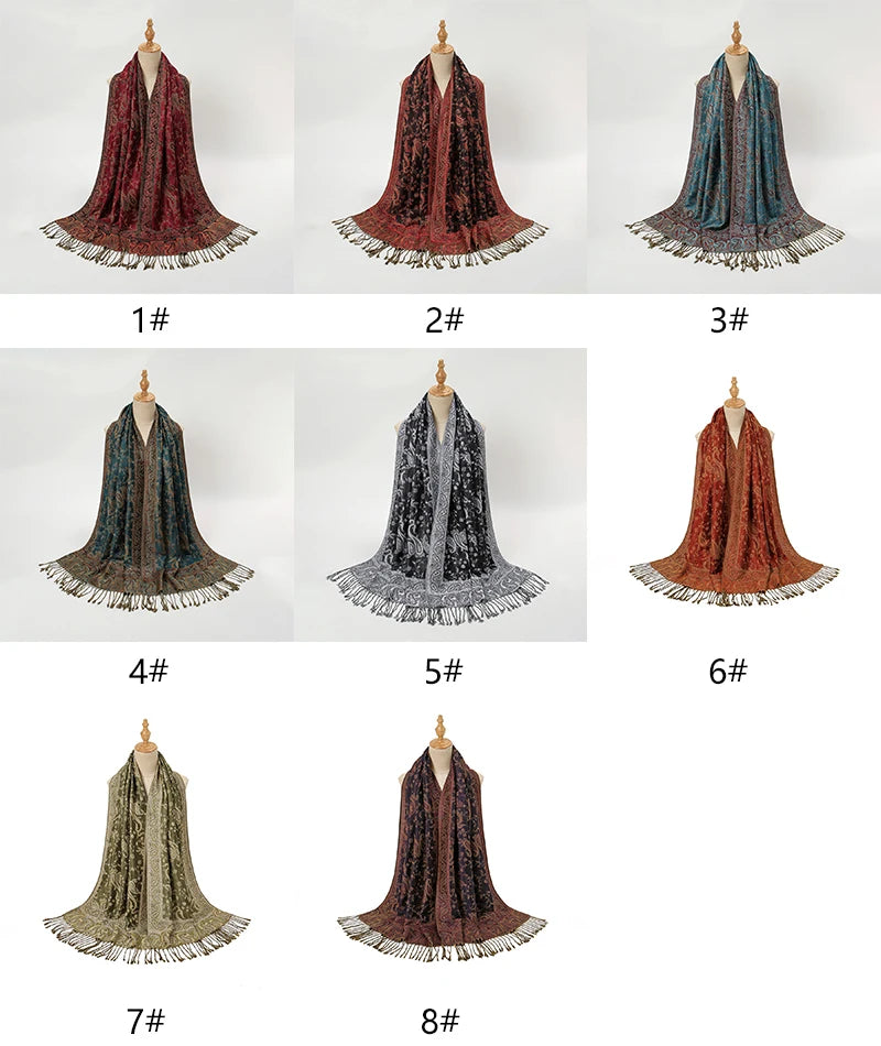Acht Varianten eines eleganten Paisley-Viskose-Hijabschals in verschiedenen Rottönen, Brauntönen und Türkistönen.