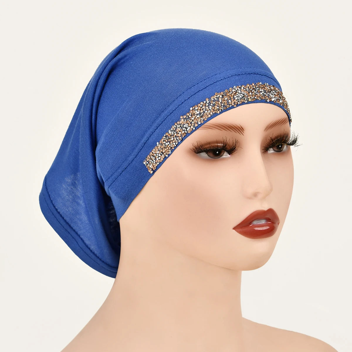 Modelo usando un elegante hijab de algodón elástico azul real con ribete de lentejuelas doradas.