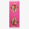 Pañuelo de tela rosa con estampado personalizado de la Virgen de Guadalupe con rosas y follaje.
