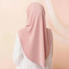 Eine Frau trägt einen weichen rosa Modal-Jersey-Hijabschal über einem weißen Top.