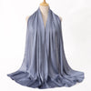 Helles blaues Satin-Crinkle-Hijab-Schal, um den Hals eines Mannequins gewickelt.