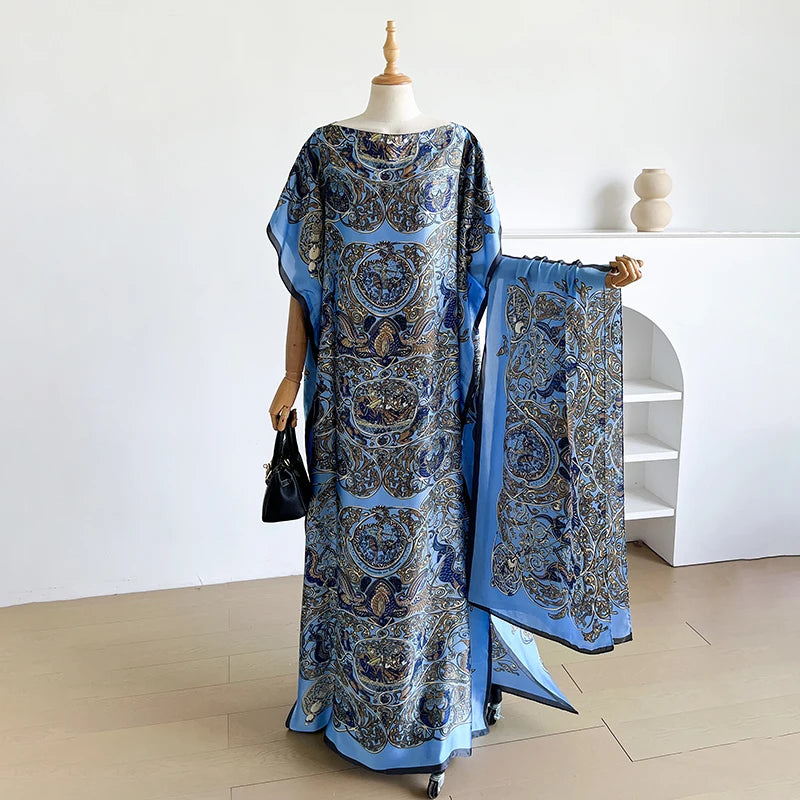 Langes blau-goldenes Kaftan-Kleid auf einem Mannequin mit passendem Schal.