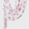 Fließender weißer Leinen-Baumwoll-Hijabschal mit Aquarellmuster aus rosa Blumen und Schleifen.