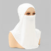 Un foulard instant blanc drapé sur la tête d'un mannequin.
