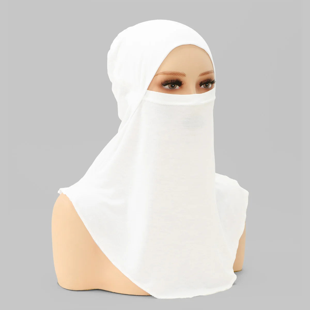 Un foulard instant blanc drapé sur la tête d'un mannequin.