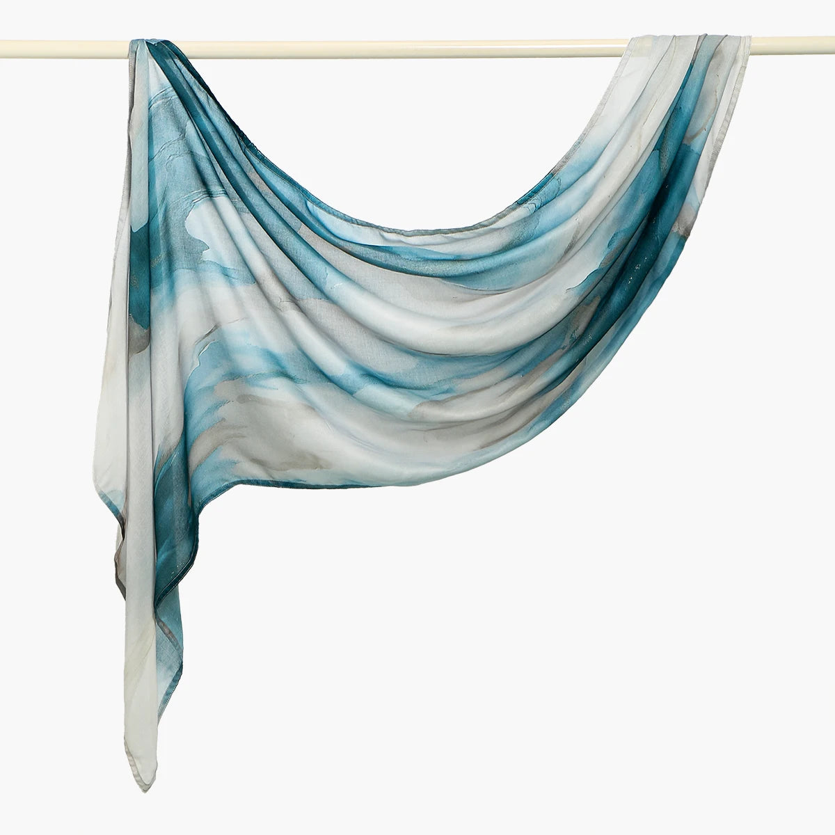 Fließender Aquarellschal in Blau- und Grautönen, über einer Wäscheleine drapiert.