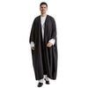 Mann trägt eleganten schwarzen Jubba-Thobe Kaftan zum Gebet und zur Bescheidenen Kleidung.