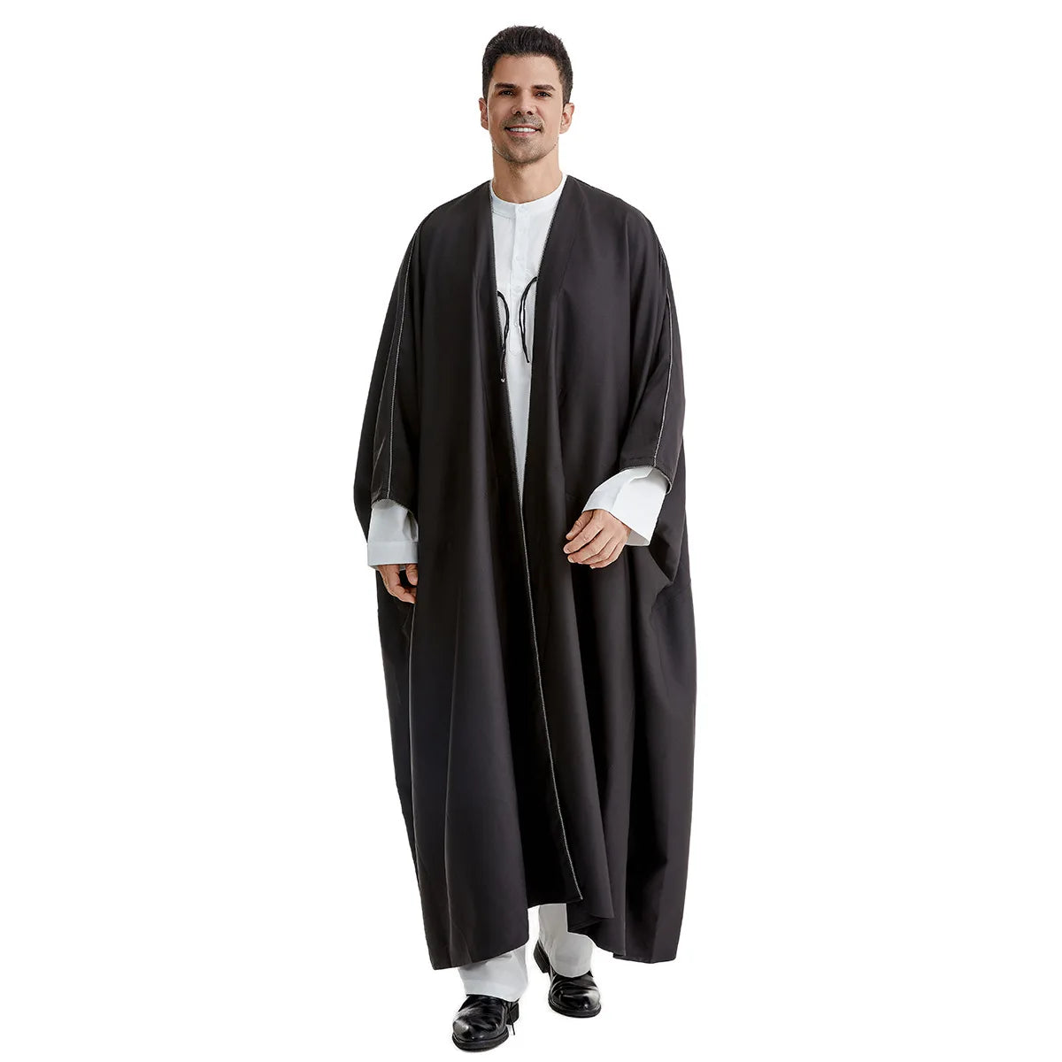 Mann trägt eleganten schwarzen Jubba-Thobe Kaftan zum Gebet und zur Bescheidenen Kleidung.