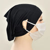 Eine Frau trägt eine schwarze Jersey-Baumwoll-Hijab-Kappe und eine weiße Schutzmaske.