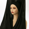 Mannequin trägt einen schwarzen Instant-Chiffon-Hijab, drapiert über Kopf und Schultern.