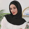 Une femme portant un bonnet hijab instant noir à double couche et un haut blanc, regardant l'appareil photo.