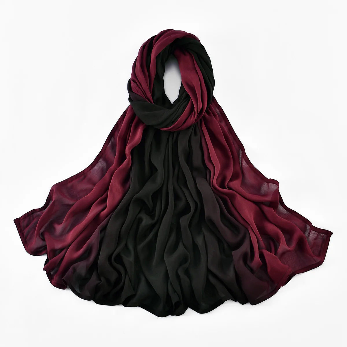 Écharpe hijab drapée en modal rayon dégradé bordeaux et noir.