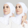 Zwei Frauen tragen weiße weiche Modal-Turban-Hijab-Kappen