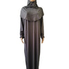 Una caftán de abaya islámica gris oscuro de cuerpo entero usada por una modelo.