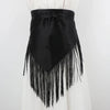 Ceinture triangle en satin noir avec longues pompons noirs attachée autour d'un vêtement blanc.