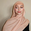 Eine Frau trägt einen weichen pinken Farbverlauf-Rayon-Modal-Hijab und schwarze Kleidung.