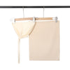 Helles beige Chiffon-Hijab und Untercap-Set, aufgehängt an einem schwarzen Stab.