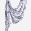 Foulard hijab en coton blanc avec imprimés paisley et floraux bleus, drapé élégamment.