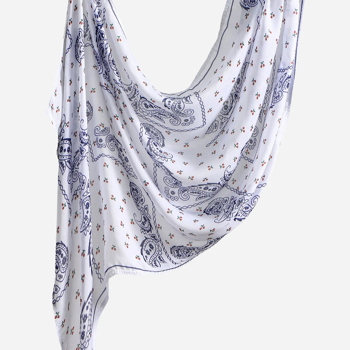 Foulard hijab en coton blanc avec imprimés paisley et floraux bleus, drapé élégamment.